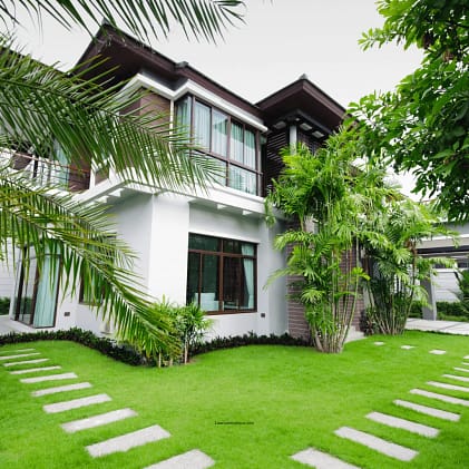 Southern-house-with-lawn-path